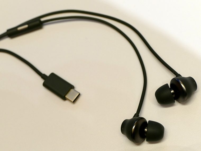 ↑↑同梱のハイレゾ対応イヤホンは、ユーザーの耳に合わせたサウンドの自動チューニング機能を搭載