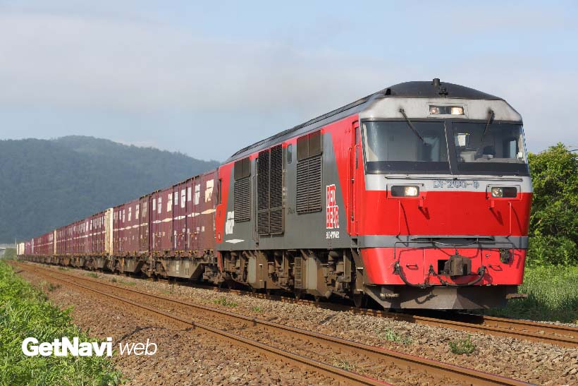 ↑北海道内の貨物輸送に欠かせないDF200形式。愛称は「レッド・ベア」。本州の関西本線でも一部列車のけん引を始めている
