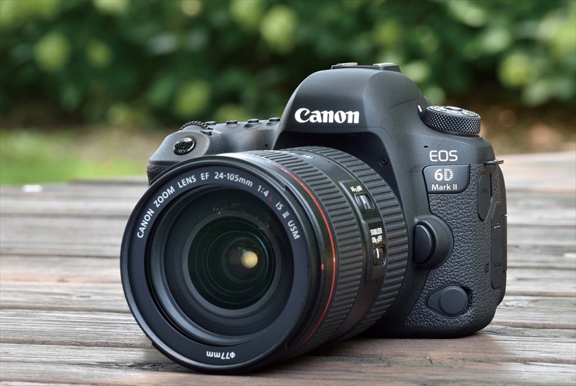 ↑キヤノンのフルサイズ一眼の中では、エントリークラスといえるEOS 6DマークⅡ。AF測距点が増え、バリアングルモニターも採用されるなど、大幅に進化した