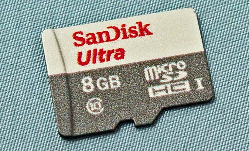 ↑付属のマイクロSDカードはSanDisk製8GBを採用する