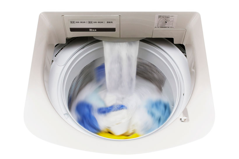 ↑「泡洗浄W」のイメージ。新搭載の循環ポンプにより、洗剤液を循環させることで泡立てながら衣類にふりかけます