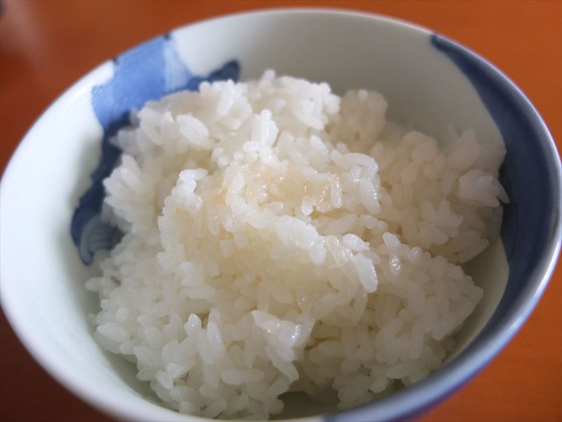 ↑写真でも米の粘りと弾力がはっきりわかる炊き上がり。鍋肌でできた「おこげ」もうっすらと見えます