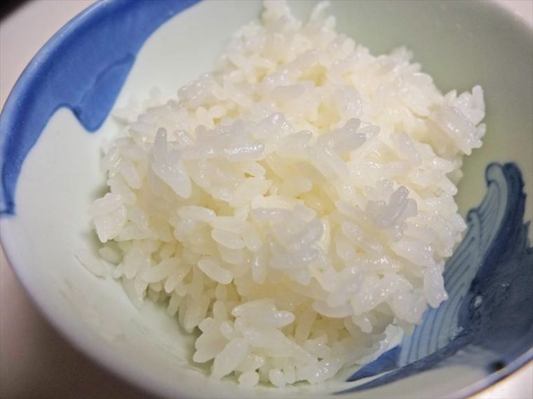↑「最も硬めでしゃっきり」で炊いたご飯と比べると、「吸水たっぷり」という感じで米がしっかり膨張しています