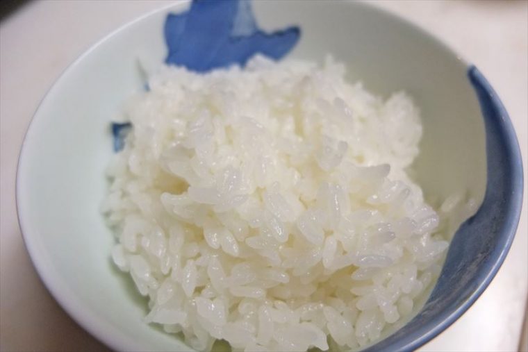 ↑見た目は米のつやがやや控えめ。ですが、食べてみるとふっくら柔らかく、とても食べやすいごはんでした