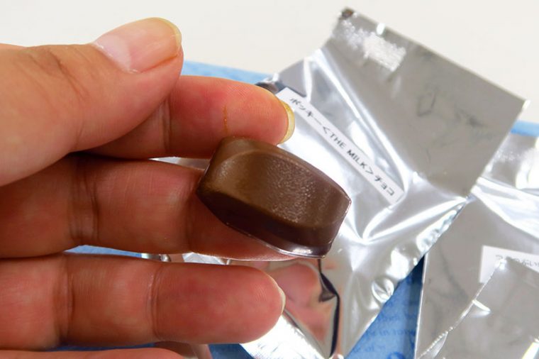 ↑これがポッキー＜THE MILK＞に使われているチョコレート。ミルク分が多いので、まったりとした口当たりの印象だった。