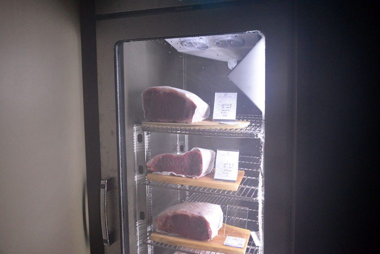 ↑買い取ったお肉は、店内のミートセラーで大切に保管・熟成されます