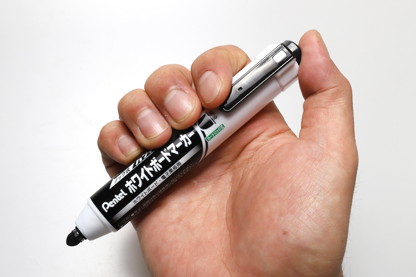 ↑ノック式は、片手でペン先チップの出し入れができる簡便さが大きなメリット