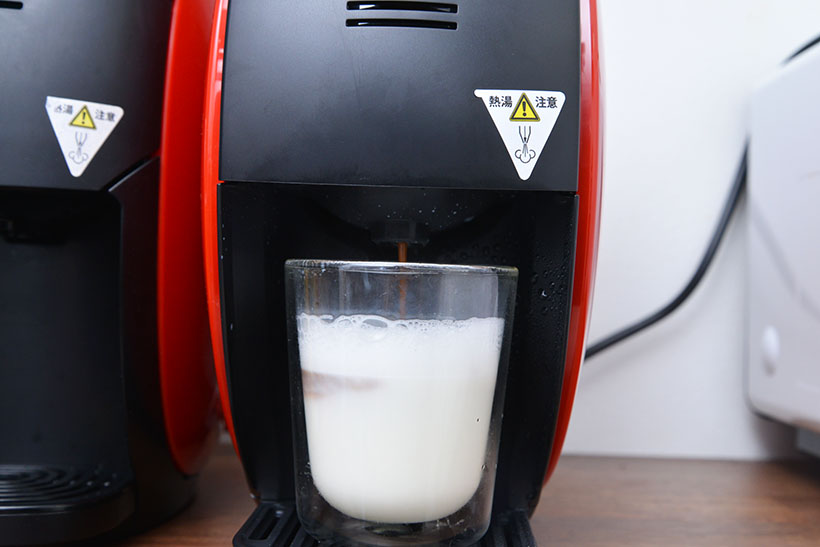 ↑グラスに少量の牛乳（またはネスレブライトなどのクリームパウダー）を入れてからボタンを押します。すると、ジェットノズルから細かくお湯が出てきて、見る見るうちにふわふわのフォームドミルクが……