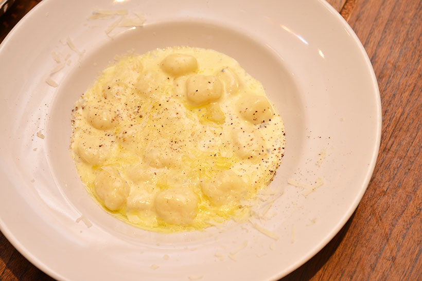 ↑本日のパスタ2皿目「イタリア産4種チーズのクリームソース」をモチモチのニョッキで。ハチミツをかけて食べるクアトロフォルマッジォ風です