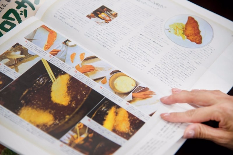 トンカツのページには、レシピにとどまらず、「たいめいけん」の創業者・茂出木心護さんによるお店での思い出話も加えられ、東京の洋食の歴史まで伝わってくるようだ