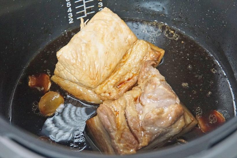 ↑チャーシュー（煮豚）に挑戦。豚肩ロースと豚バラ肉を使って作った