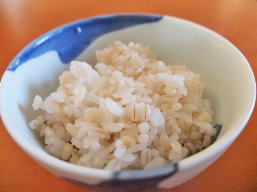 ↑白米にもち麦3割を混ぜて炊飯。白米だけ炊いたときとは違う粘り気のあるつや、大麦独特の甘い香りが楽しめる麦ごはんができました。パサつきは皆無。日常的に使ってみたいモードです