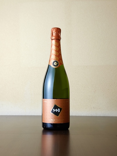 スペインのスパークリングワイン“カバ”も、創業当時から輸入。シャンパンと同じ製法で造られることから、同じく“顔の見える”こだわりのカバを厳選している。シャンパンより気軽に楽しめる価格帯も魅力。（「ウ・メス・ウ・ファン・トレス・ブリュット」）
