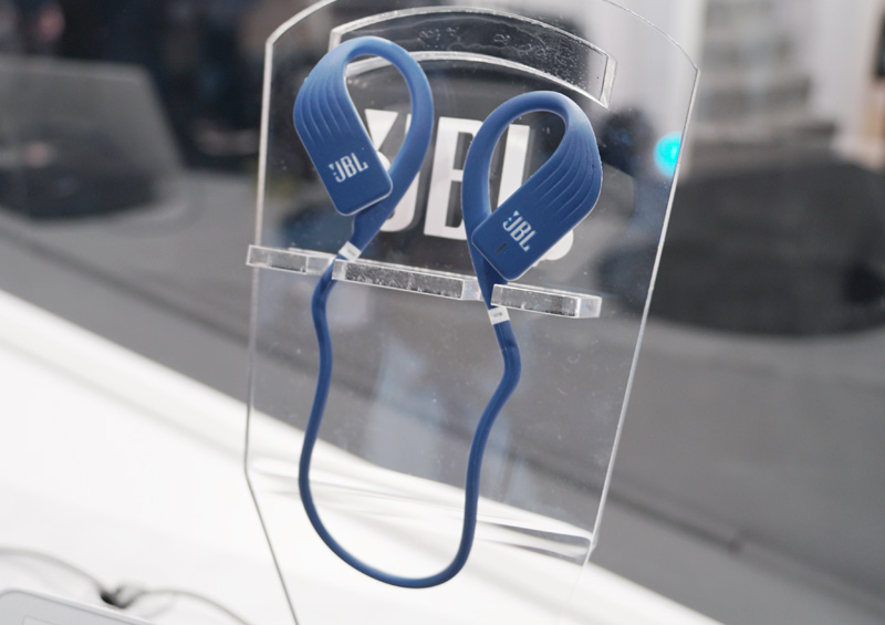 ↑JBLのスポーツイヤホンの新シリーズ「Endurance」から、MP3プレーヤー機能を内蔵する「JBL Endurance DIVE」
