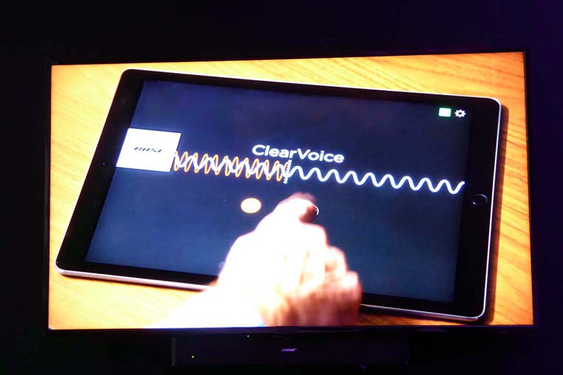 ↑Boseが公開した「ClearVoice」は、大音量の音楽を再生中でもドライバーの声を抽出できる新技術で、風切り音などにも対応できる