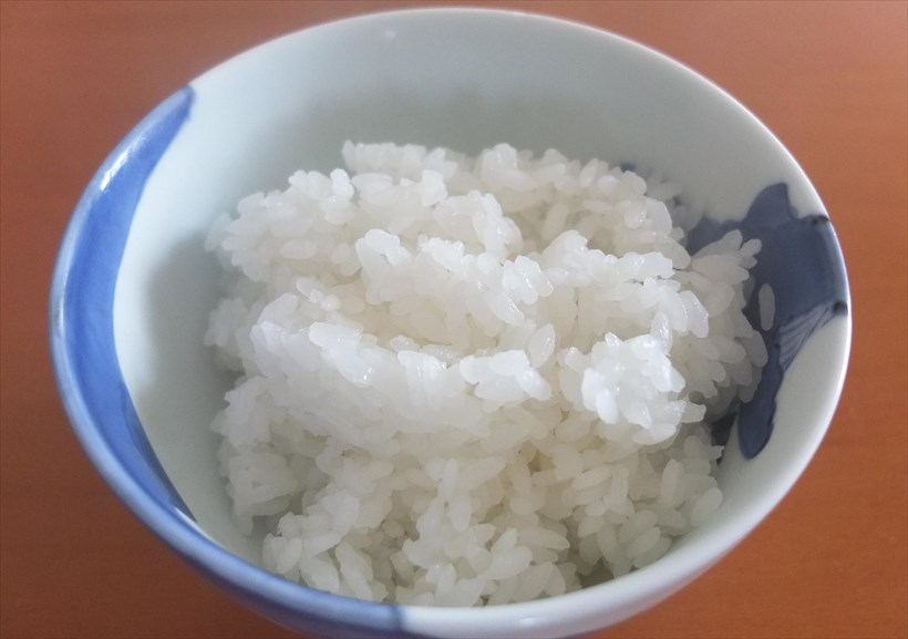 ↑「ふつう」で炊いたときのごはんより、米粒の保水が明らかに少ないのがわかります