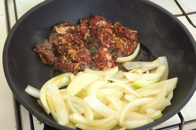 ↑肉に醤油をしっかり馴染ませてから玉ねぎと混ぜて炒めます。こうすれば味がきちんと染み込むのです