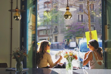 ↑スペイン・バルセロナの街角のカフェにて