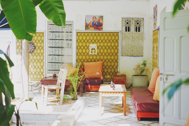 ↑モロッコ・マラケシュの“家”では、陽射しがあふれるポーチでも仕事を