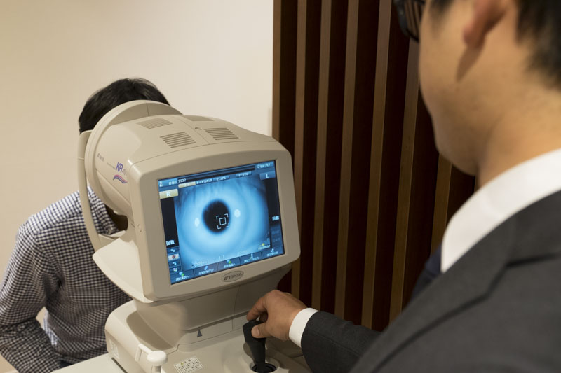 ↑高田馬場本店に常備されている、より精密な視力検査が行えるトプコン社のウェーブフロントアナライザー「KR-1W」