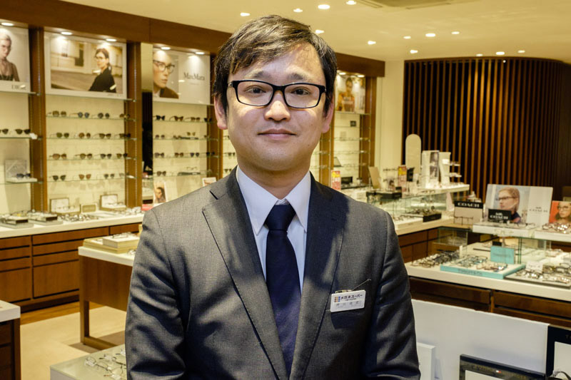 ↑高田馬場本店の店長、押川佳史氏にメガネの作り方についてアドバイスをいただいた