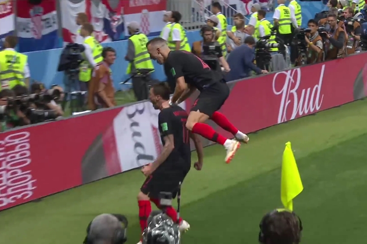 これはいい W杯で歓喜のクロアチア選手に押し倒されたカメラマンが その瞬間を激写 Getnavi Web ゲットナビ
