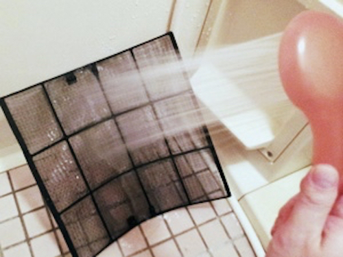 ③浴室のシャワーで水洗い。表面から水圧をかけると、フィルターの網の目にホコリが詰まってしまうため、裏面から当てるのがポイント
