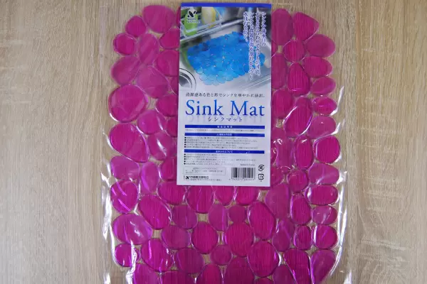 洗い物でエプロンいらず!? 水はねやシンクのキズを防止できる100均グッズ「Sink Mat」 | GetNavi web ゲットナビ