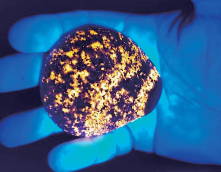 ムー謎の鉱石 ミシガン湖畔で発見された 光る石 ユーパーライトを入手 Getnavi Web ゲットナビ