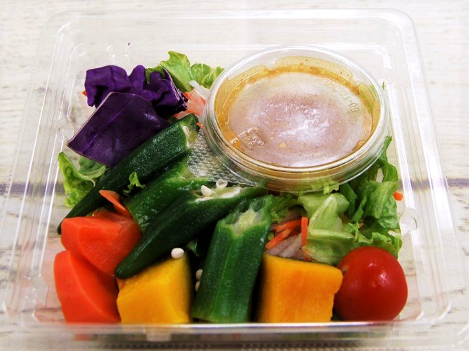ゴロゴロ野菜がたまらない 彩り鮮やかなローソンの 緑黄色野菜のサラダ Getnavi Web ゲットナビ