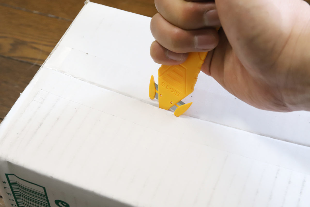 ↑垂直にザクッと刺して開梱。樹脂製のスプリッターはさほど鋭くないので、箱の中身にダメージが届く心配は少ない