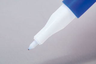 ↑細字ペン芯を、頑丈なアウターパーツでカバー。筆記時に芯先がつぶれにくく、いつまでも0.4㎜の細い線で書き続けられる