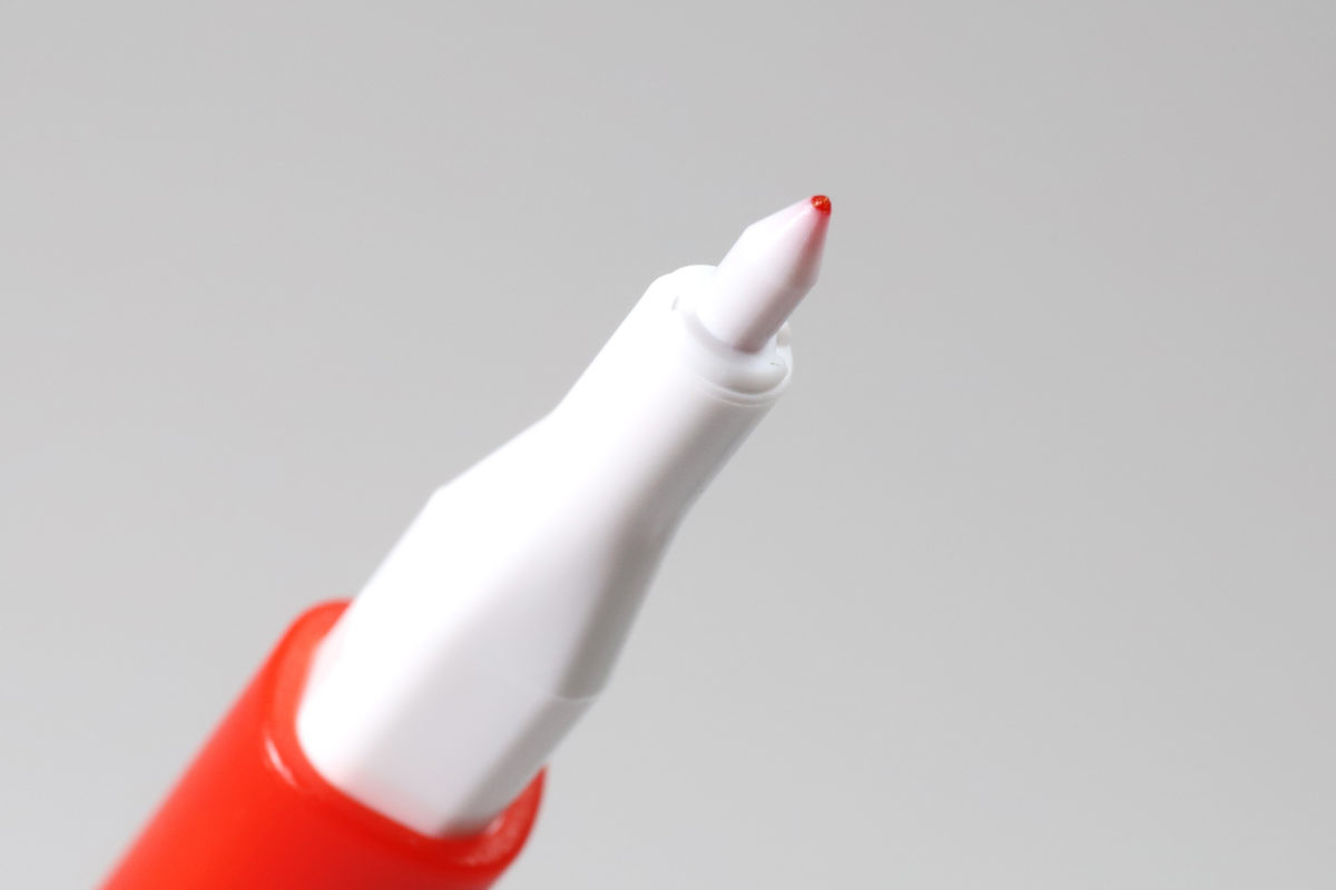 ↑EMOTTのペン先。チップ（先端の赤く見えている部分）が樹脂製のアウターでくるまれているので、耐久性が高い