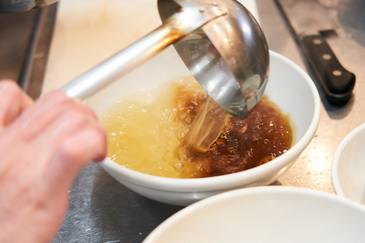 ↑スープは豚の背ガラをメインに、鶏ガラを少々。さらに瀬戸内産の白口煮干し、昆布、しいたけなどでうまみの輪郭を整えていく