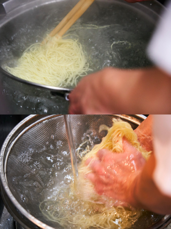 ↑麺の湯切りは深く簡単なタイプの「テボザル」ではなく、扱いが難しい平ザルで行う。たっぷりのお湯の中で麺を泳がせることによって茹でムラが出ずダマにもならない、麺にとって最良のゆで方だ