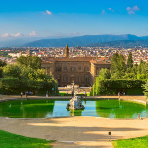 ↑イタリア・フィレンツェにあるルネサンス様式で作られたピッティ宮殿。15世紀から宮殿としての建設が始まり、19世紀から美術館として公開されるようになった