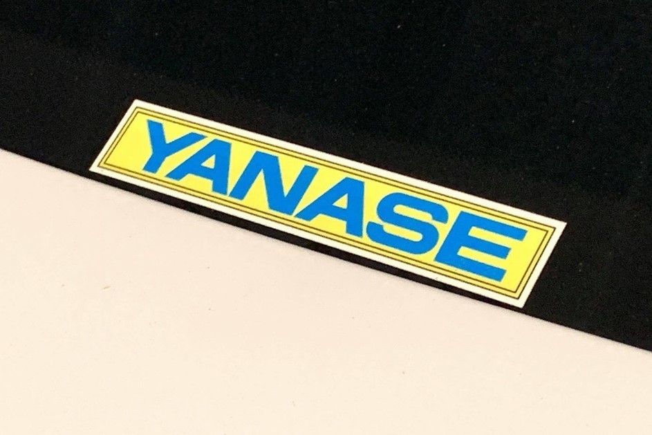国産車ディーラーのステッカーが年々小さくなるなか Yanase ステッカーが色もサイズも変えない理由 Getnavi Web ゲットナビ