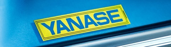 国産車ディーラーのステッカーが年々小さくなるなか、「YANASE」ステッカーが色もサイズも変えない理由 | GetNavi web ゲットナビ