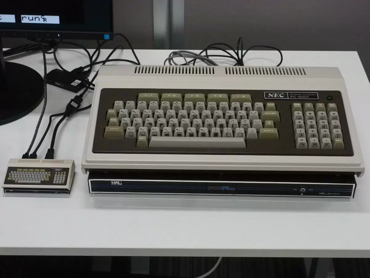 「PC-8001」誕生から40年の月日を感じながら、ミニチュア復刻版「PasocomMini PC-8001」を細かく見た！ | GetNavi  web ゲットナビ