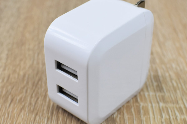 コンセントが足りない時に大活躍 ダイソーの Usb Acアダプター 2ポート 2 4a なら同時充電可能 Getnavi Web ゲットナビ