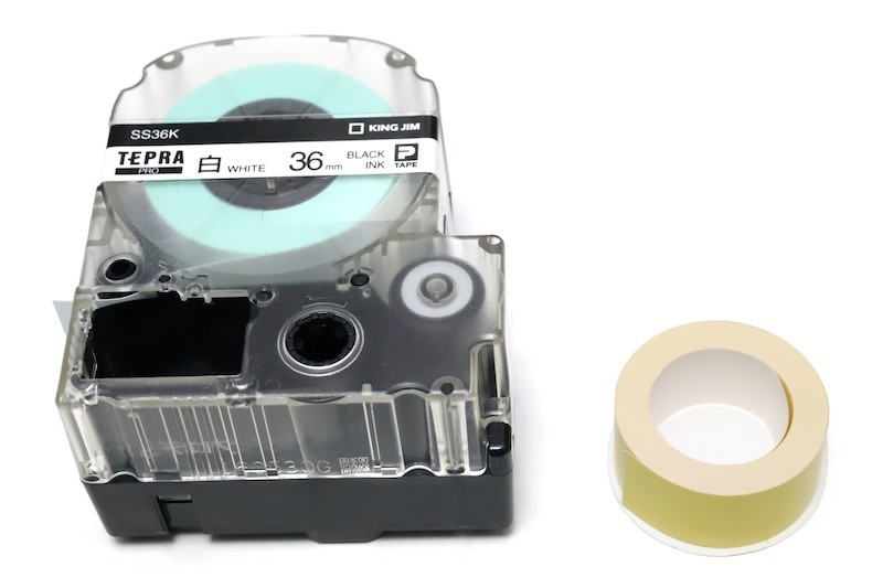 ↑「＜テプラ＞PRO」用36㎜幅テープ（左）と比べると、圧倒的にシンプルな「＜テプラ＞Lite」用15㎜幅テープ（右）