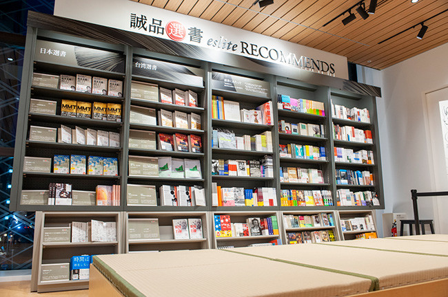 ↑「誠品選書」のコーナーは、台湾の誠品書店員がセレクトした本が並ぶ。書店における一等地に設置されており、通常の書店ではここにベストセラーなどが並ぶが、あくまでも書店員目線でレコメンドしたい本を並べることにこだわっている