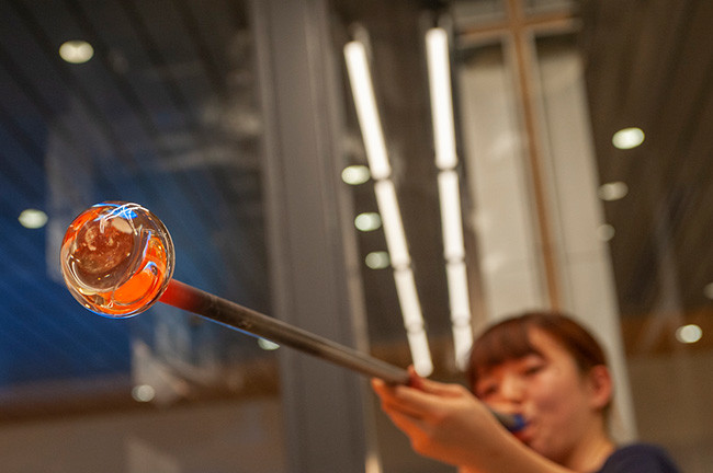 ↑「日本橋玻璃工房」では、自分で色や形を選んで吹きガラスが楽しめる