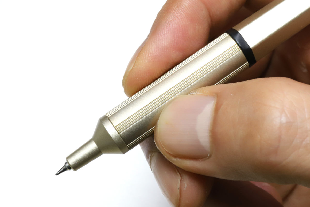 ↑タテ溝が彫られ、やや滑りやすいグリップ。筆圧をかけすぎて細いペン先（ポイントチップ）を潰さないようにするためだろうか？
