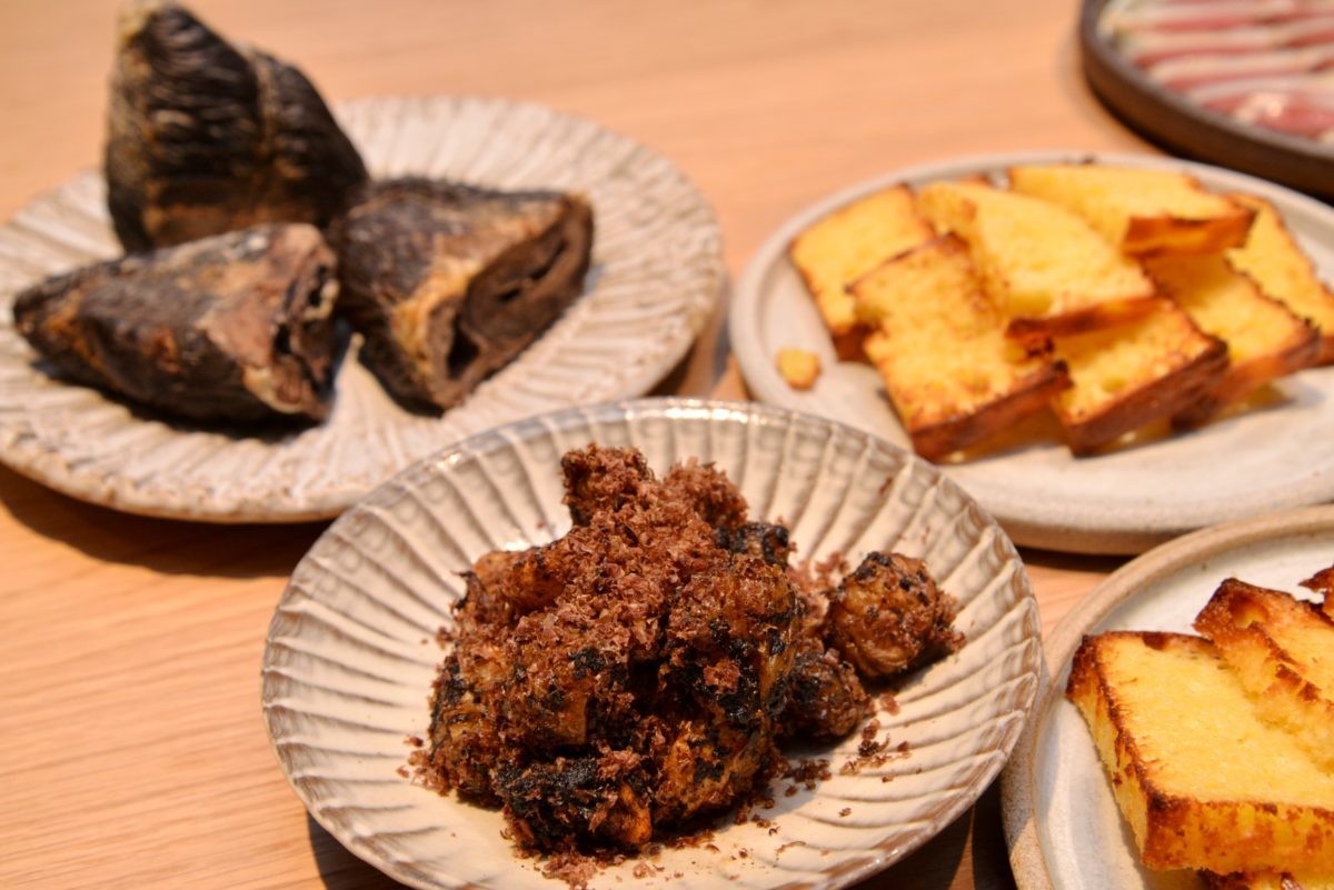 ↑メニューの一例。揚げた菊芋と黒にんにくに焦がしバターを絡め、鹿の心臓の燻製（写真左上）を削ってかけた一皿（中央下）、ブリオッシュのロースト（右）、羊肉の生ハム（右上）など