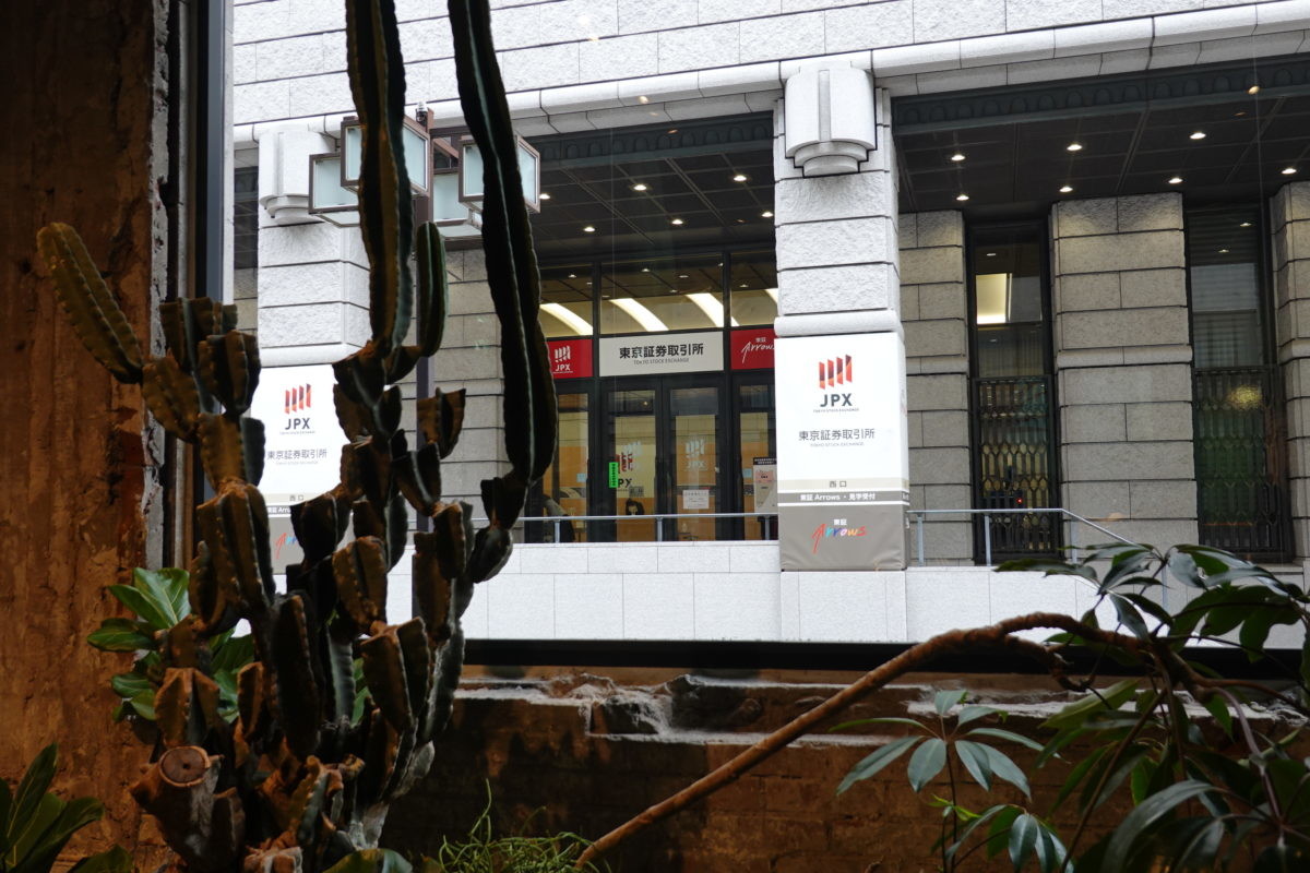 ↑窓からは、向かいに東京証券取引所を望める