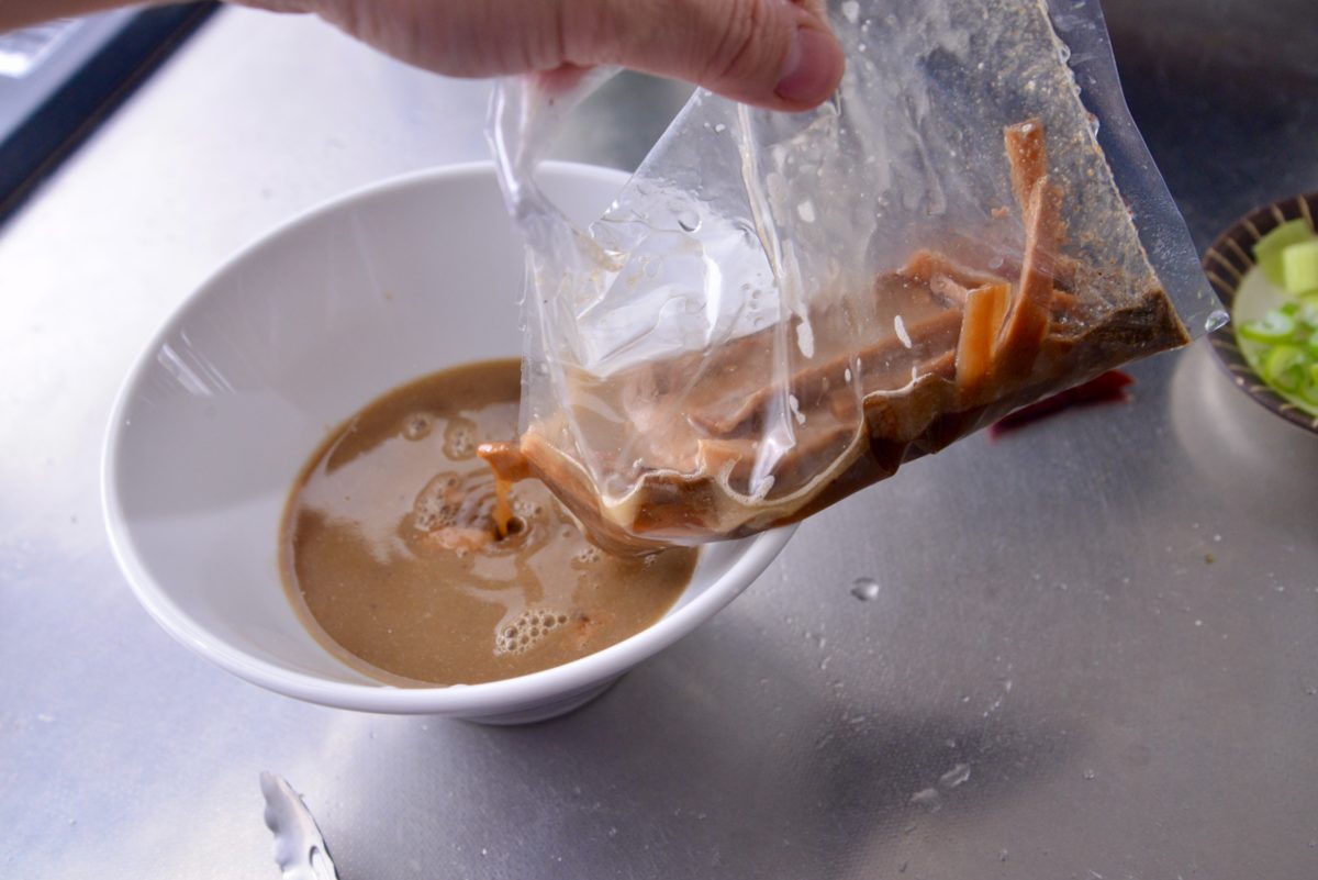 ↑スープの中に入っているメンマとチャーシューは、麺を入れてからトッピングするのがきれいに盛り付けるポイント。スープの袋を開封する際、全開にならないように口を切るといい
