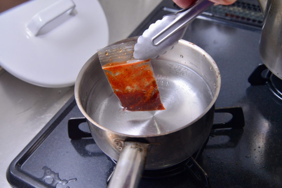 ↑「鰮唐華タレ」はお湯にさっとくぐらせて解凍すればOK。スープ用の鍋を使えば問題ないだろう