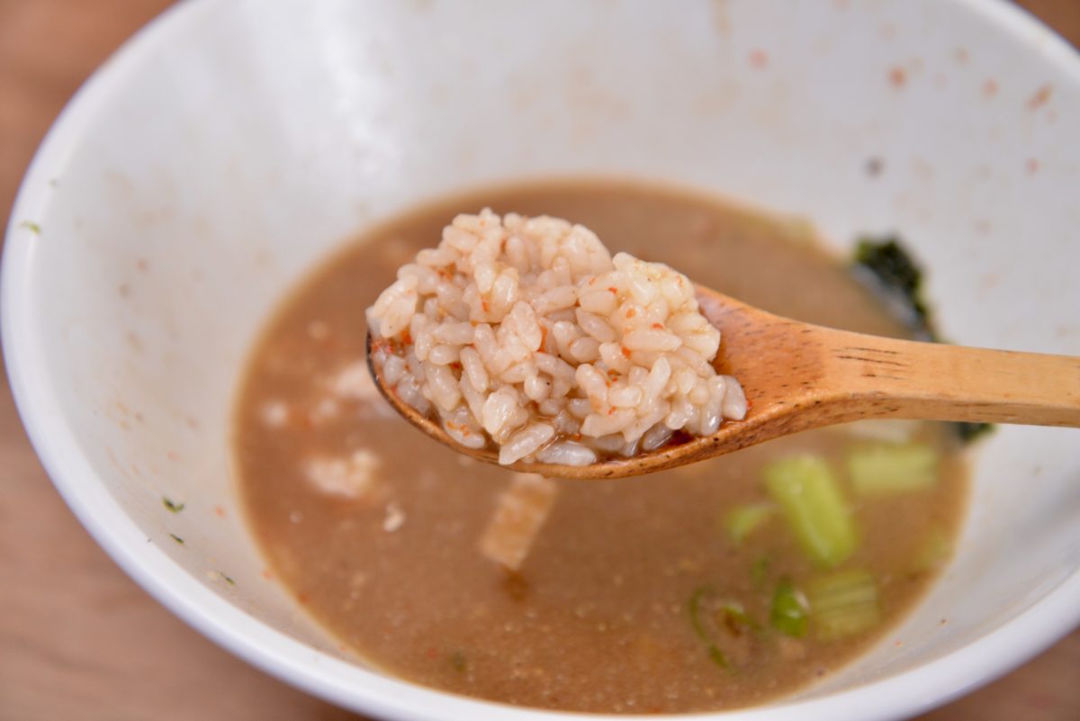 ↑確かにこれもイイ！ 米の一粒ひと粒がどっしりとしたスープをキャッチし、噛みしめるごとに香り高い風味が口の奥に広がる