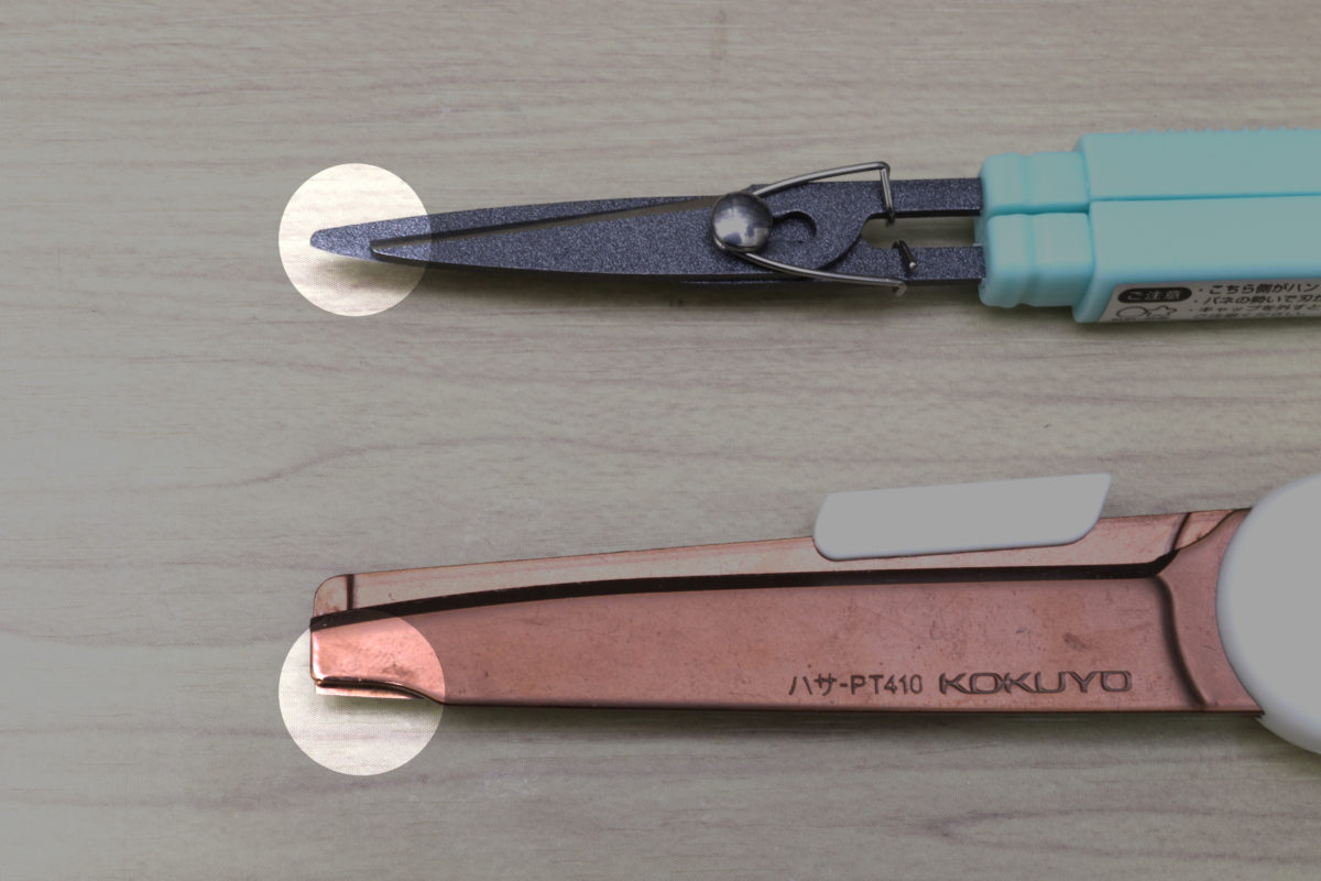 ↑コクヨの元祖・開梱機能付きハサミ「ハコアケ」（下）との開梱刃比較。「AKERUNO」（上）の刃は深く刺さる分だけ、ダンボールの合わせ目からズレずに作業しやすい